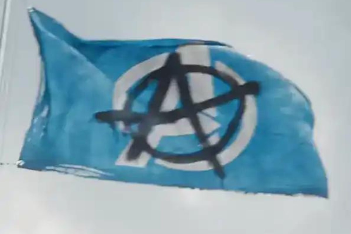 A letra "A" pichada na bandeira dos vingadores tem menção anarquista clássica de Ryan Reynolds. Imagem do Legado Marvel.